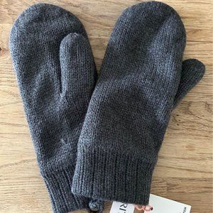 NWT Aritzia Main Character Charcoal Mittens